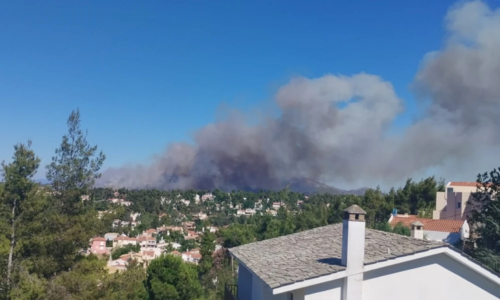 Φωτιά στη Σταμάτα - Εκκενώνονται Αμυγδαλέζα, Γαλήνη και Ροδόπολη